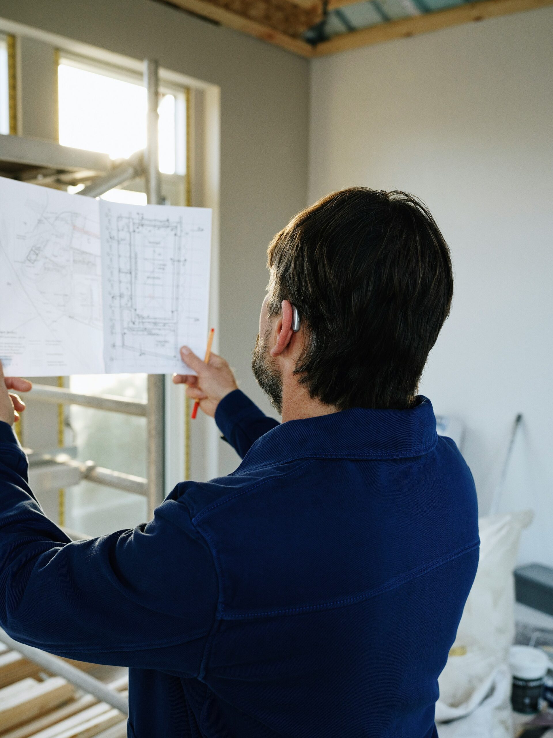 architetto che guarda progetto di ristrutturazione