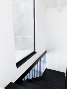 scale nere finestra senza ante