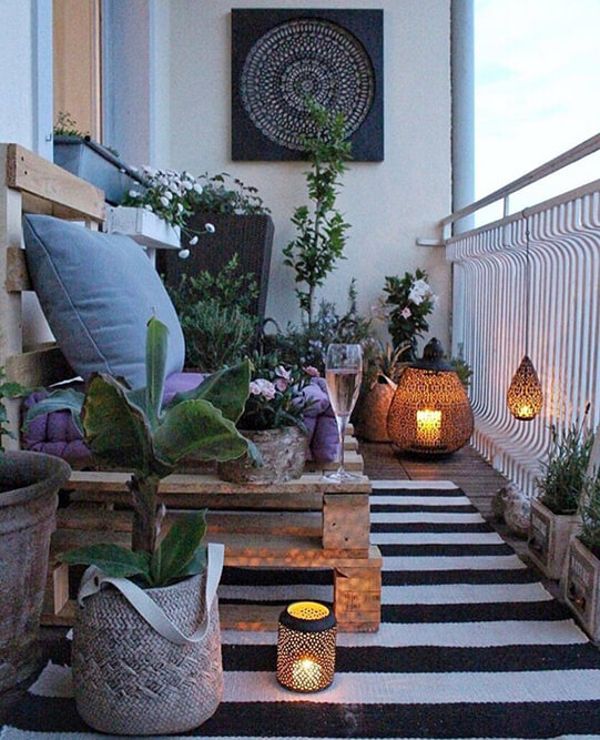 seduta con pallet balcone