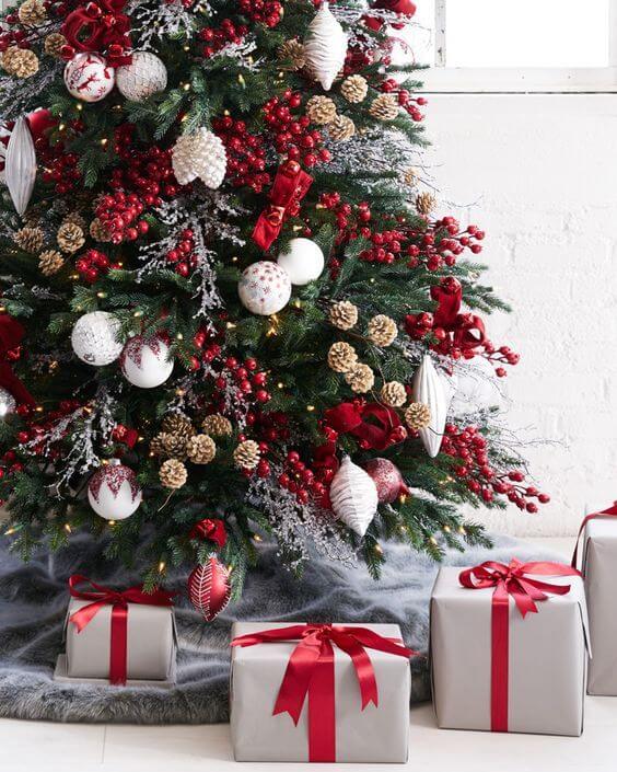 addobbare albero di Natale con bacche rosse