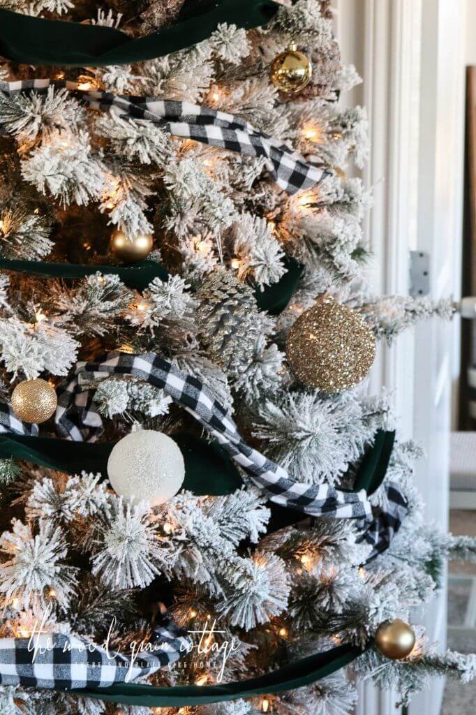 decorare albero di natale oro e bianco