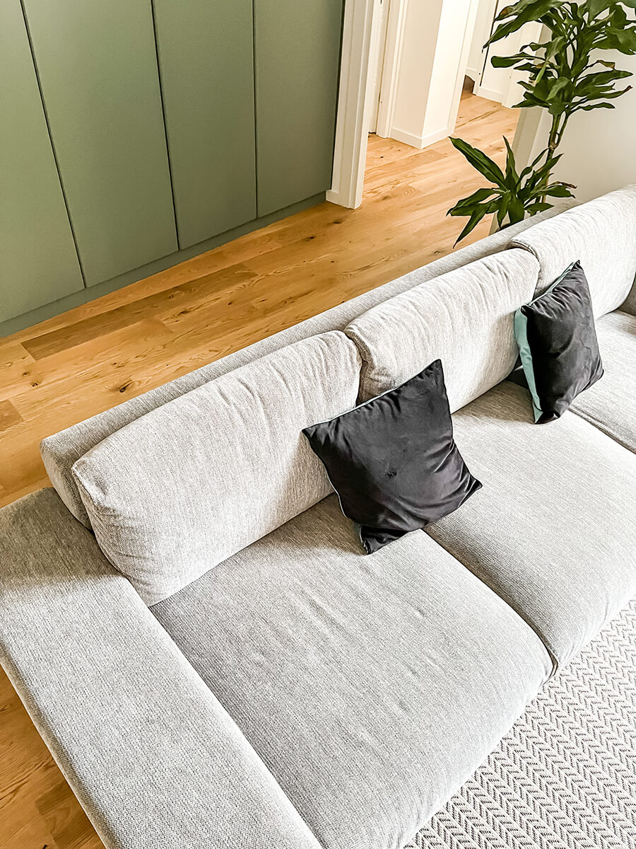 colore cuscini su divano grigio