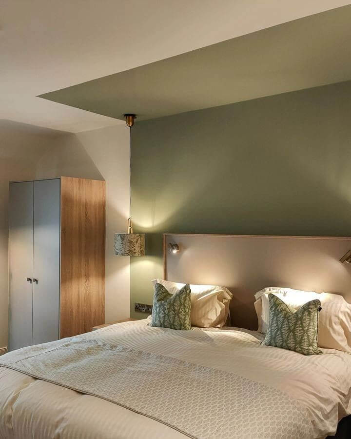 camera da letto b&b con parete verde